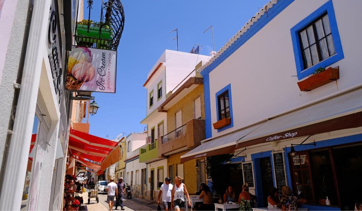 Laid-back Vibe with a lively atmosphere